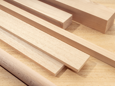 Tasseau, moulure et baguette en bois