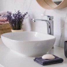 Comprendre les produits enzymatiques pour nettoyer sa salle de bains au naturel