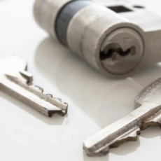 Pourquoi choisir une serrure en applique ?