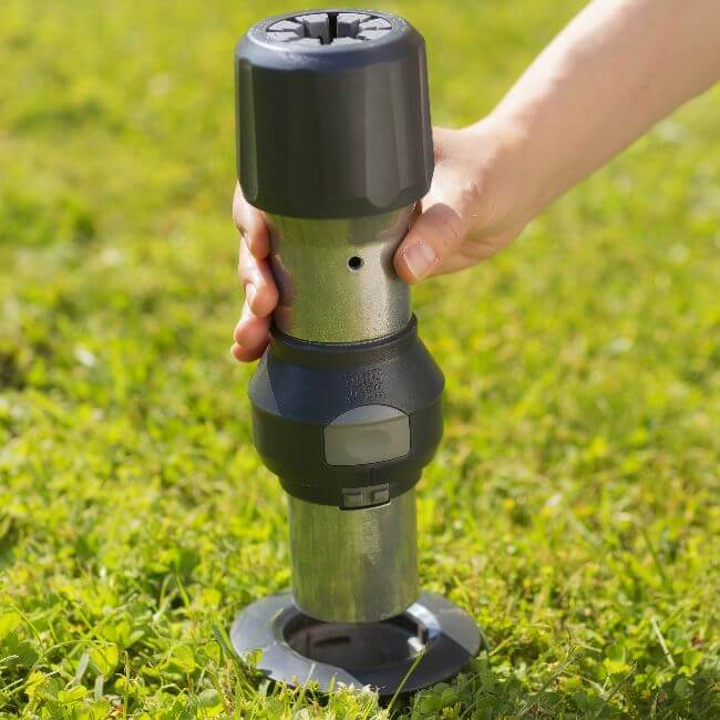 Installation de l'embout de fixation pour parasol droit sur la base d'ancrage