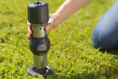 Installation de l'embout de fixation pour parasol droit sur la base d'ancrage