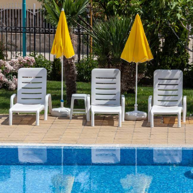 Pieds de parasols plastique à lester au bord d'une piscine