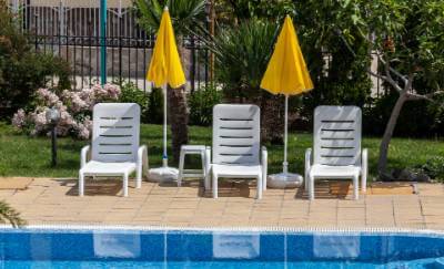 Pieds de parasols plastique à lester au bord d'une piscine