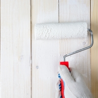 Peinture blanche au rouleau sur du lambris