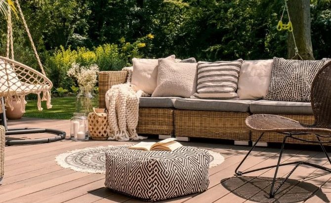Jolie terrasse avec des lames en bois et du mobilier de jardin