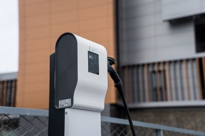 Borne de recharge électrique 3,7 à 4,6 kW avec protection Mode 2/3 - Green'up Premium LEGRAND