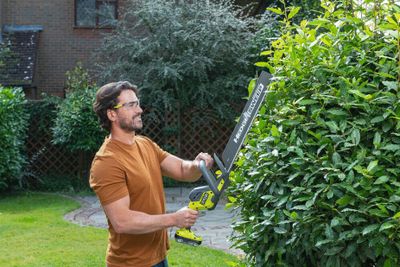 Taille-haie à batterie 18 V lame 45 cm RY18HT45A-0 RYOBI