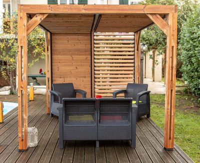 Pergola autoportante en bois traité thermachauffé avec ventelles mobiles sur toit et un mur L 3,13 x l 2,34 x h 2,17 m, Livraison à domicile incluse - HABRITA