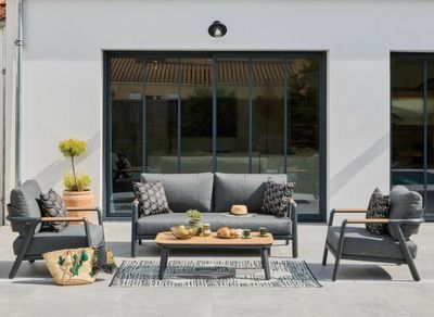 Salon de jardin et de repas PERLE aluminium graphite chêne 8 places avec coussins, Livraison à domicile incluse - PROLOISIRS