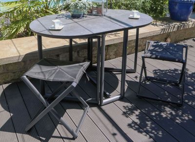 Ensemble repas balcon pliant pour 2 personnes 1 table et 2 tabourets gris PROLOISIRS Livraison à domicile incluse