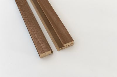 Profil de finition MDF 3D Latt Luxx castle oak sur fond bronze - Lot de 2 - 20 x 36/48 x 2500 mm - AJ TIMBER