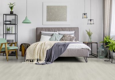 Sol vinyle effet bois blanc SELMA ép 5,7 mm 22,9 x 1230 cm compatible pièce humide 2m²/pqt GERFLOR