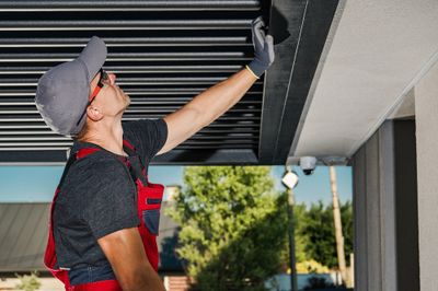 Montage de pergola autoportée bioclimatique jusqu'à 18m²