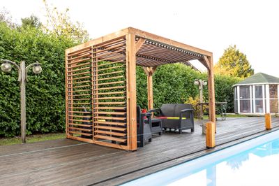 Pergola autoportante en bois traité thermachauffé avec ventelles mobiles sur toit et un mur L 3,13 x l 2,34 x h 2,17 m, Livraison à domicile incluse - HABRITA