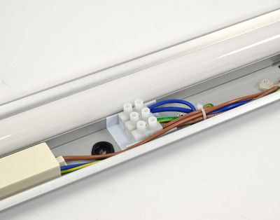 Réglette LED IP20 68 cm avec prise électrique et interrupteur 420 lumens Blanc neutre - GEFOM