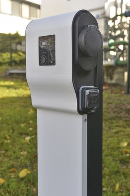 Borne de recharge électrique 3,7 à 4,6 kW avec protection Mode 2/3 - Green'up Premium LEGRAND