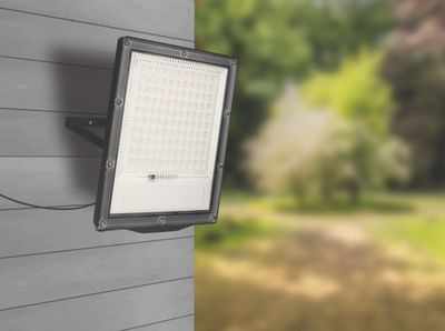 Projecteur extérieur LED solaire Prisma anthracite IP66 1500 lumens lumière du jour - ARLUX