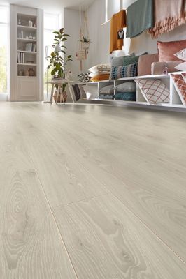 Sol stratifié décor chêne beige AQAMAZONE ép 10 mm 15,7 x 138 cm AC5 compatible pièce humide 1,30 m² /pqt KRONOTEX