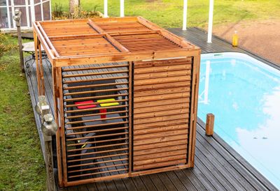 Pergola autoportante en bois traité thermachauffé avec ventelles mobiles sur toit et un mur L 3,13 x l 2,34 x h 2,17 m, Livraison à domicile incluse - HABRITA