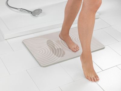 Tapis de bain gris clair en terre diatomée naturelle Nazca - WENKO