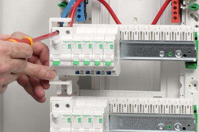 Peigne vertical pour interrupteur différentiel embrochable entraxe 130mm - Resi9 XE SCHNEIDER ELECTRIC