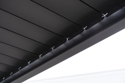 Pergola bioclimatique manuelle 3x4m structure aluminium ventelles acier