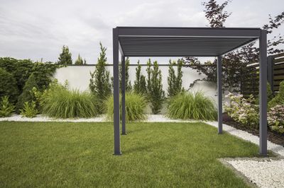 Pergola bioclimatique manuelle 3x4m structure aluminium ventelles acier