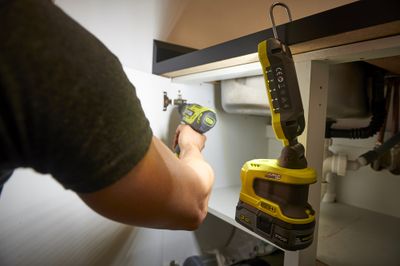 Lampe baladeuse LED 18 V ONE+ 900 lumens - RYOBI