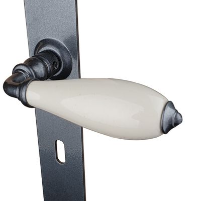 Poignées de porte Ellis fer patiné céramique beige à clé ALPERTEC