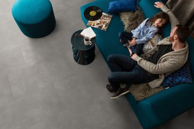 Dalle Pvc effet béton taupe SENSO PREMIUM CLIC 2 ép 4,5 mm 49 x 98 cm compatible pièce humide paquet de 2,40 m² GERFLOR