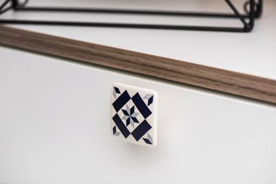 Bouton de meuble carré carreau de ciment noir et gris 37 x 37 mm REI