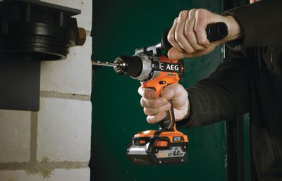 Perceuse-visseuse à percussion Brushless avec batteries 4,0 Ah et accessoires BSB18C2BL-402TC - AEG