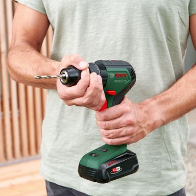 Perceuse sans fil 18V Universal Impact avec 2 batteries 2AH et 1 trousse de 51 accessoires BOSCH
