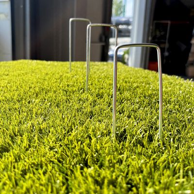 Systèmes de fixation pour gazon synthétique par 10 AGCO