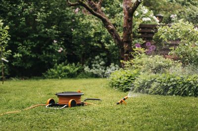Dévidoir 30m de tuyau avec raccords d'arrosage FISKARS