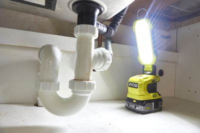 Lampe baladeuse LED 18 V ONE+ 900 lumens - RYOBI