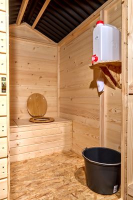 Abri toilette sèche en bois massif avec plancher 1,35 m², Livraison à domicile incluse - HABRITA