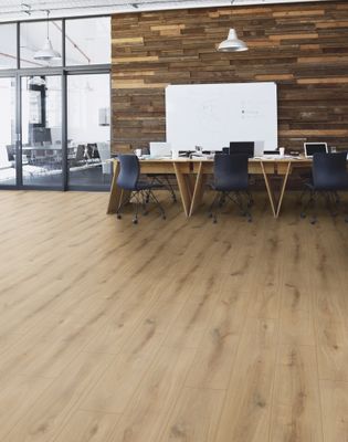 Sol stratifié décor bois doré GOLDEN VISTA ép 8 mm 19,5 x 128,9 cm AC5 compatibilité pièce humide paquet de 2.22 m² AJ TIMBER