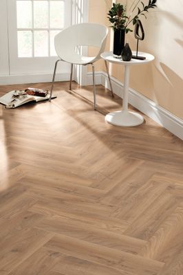 Sol stratifié décor bâton rompu HISTORY OAK ép 8 mm 12.6 x 63 cm AC5 compatible pièce humide paquet de 0.87 m² AJ TIMBER