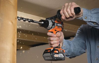 Perceuse-visseuse à percussion Brushless avec batteries 4,0 Ah et accessoires BSB18C2BL-402TC - AEG