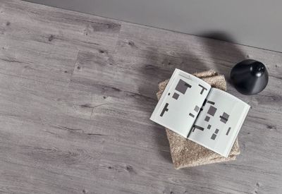 Sol vinyle effet bois gris AUBIN ép 5,7 mm 125 x 22,9 cm compatible pièce humide 2m²/pqt GERFLOR