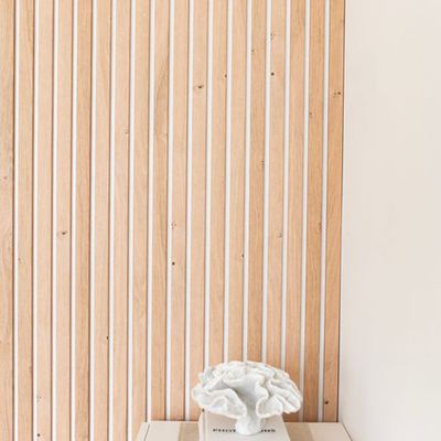 Panneau acoustique mural mdf 3D Latt finition pepper oak sur fond blanc - 20 x 287 x 2500 mm - AJ TIMBER