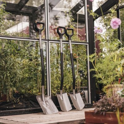 Bêche métal ErgonomicTM à bords pointus 125 cm FISKARS