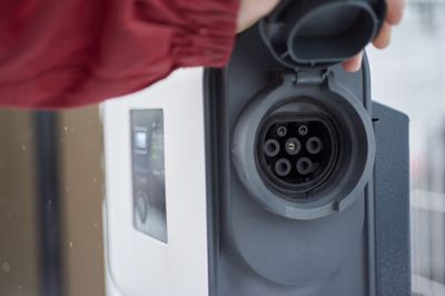 Borne de recharge électrique 3,7 à 4,6 kW avec protection Mode 2/3 - Green'up Premium LEGRAND