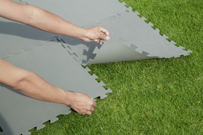 Tapis de sol puzzle gris pour piscine BESTWAY