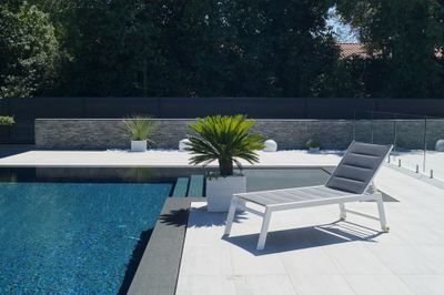 Bain de soleil Hibiscus grande largeur aluminium blanc et textilène gris GIVEX