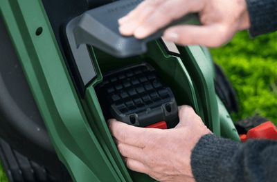 Tondeuse de jardin à batterie 18 V ROTAK largeur de coupe 32 cm BOSCH