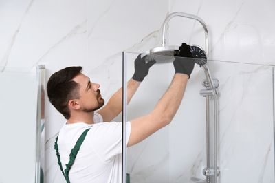 Fixation ou remplacement d'une colonne de douche