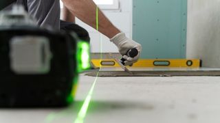 Nomenclature Niveau laser, à bulle et fil à plomb