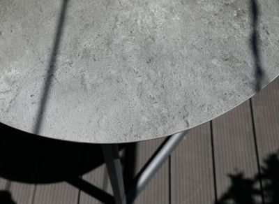 Ensemble repas balcon pliant pour 2 personnes 1 table et 2 tabourets gris PROLOISIRS Livraison à domicile incluse